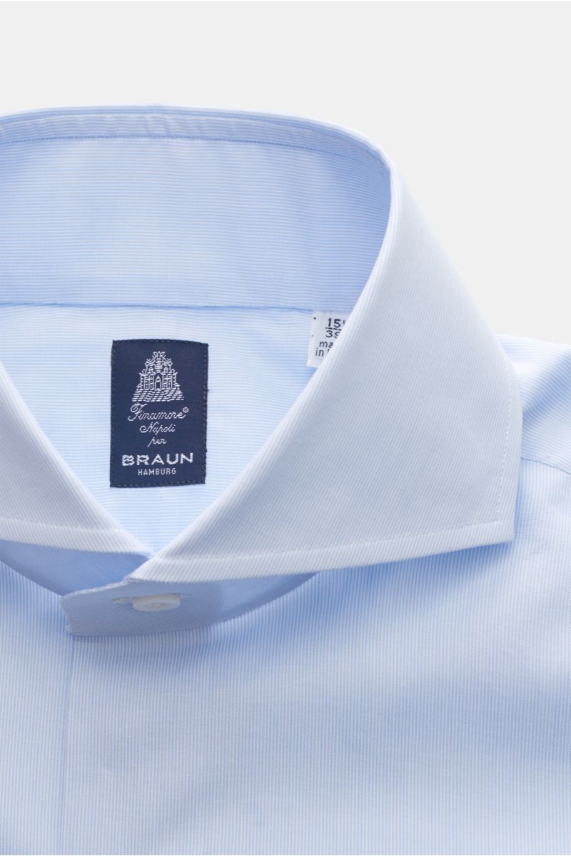 Close-up front view of Finamore Business Hemd 'Sergio Napoli' Haifisch-Kragen hellblau/weiß gestreift, a timeless classic in fine cotton poplin with a smooth texture and very fine stripe pattern, featuring slim fit, shark collar, French placket, extra-lon