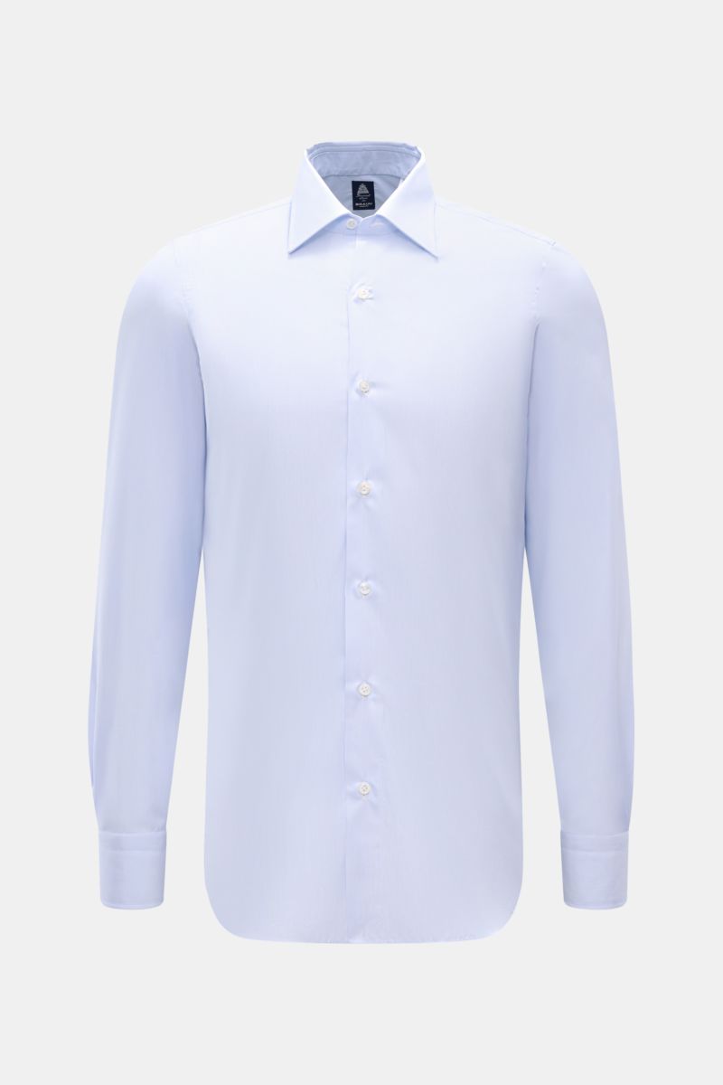 Front view of the Finamore Business Hemd 'Rodi Napoli' Kent-Kragen hellblau/weiß gestreift, a slim fit shirt with fine cotton gabardine, smooth texture, extra-long sleeves, French button placket, classic sport cuffs, and rounded hem. Stilsicher im Office: