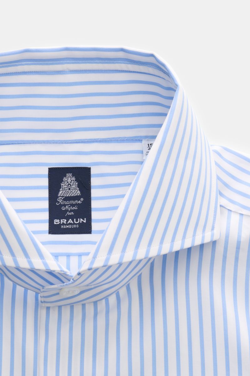 Finamore Business Hemd 'Sergio Napoli' Haifisch-Kragen hellblau/weiß gestreift, Popeline, Regular Fit, glatter Griff, französische Knopfleiste, Sportmanschette, gerundeter Saum, Nahaufnahme von oben.