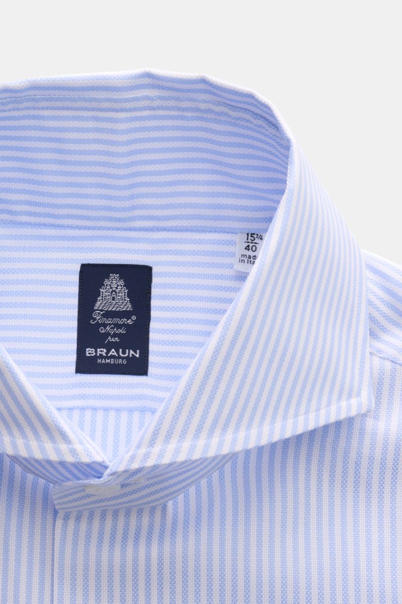 Finamore Business Hemd 'Sergio Napoli' Haifisch-Kragen hellblau/weiß gestreift, slim fit, reine Baumwolle, weicher Griff, schmale Streifen, französische Knopfleiste, Sportmanschette, gerundeter Saum, Detailansicht vom Kragen.