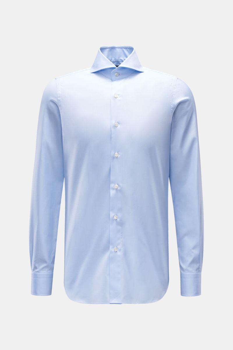 Front view of the Finamore Business Hemd 'Sergio Napoli' Haifisch-Kragen hellblau, a light blue slim fit shirt with shark collar, French placket, classic sport cuffs, and rounded hem.

Stilsicher im Office: Das 'Sergio Napoli' Hemd von FINAMORE überzeu