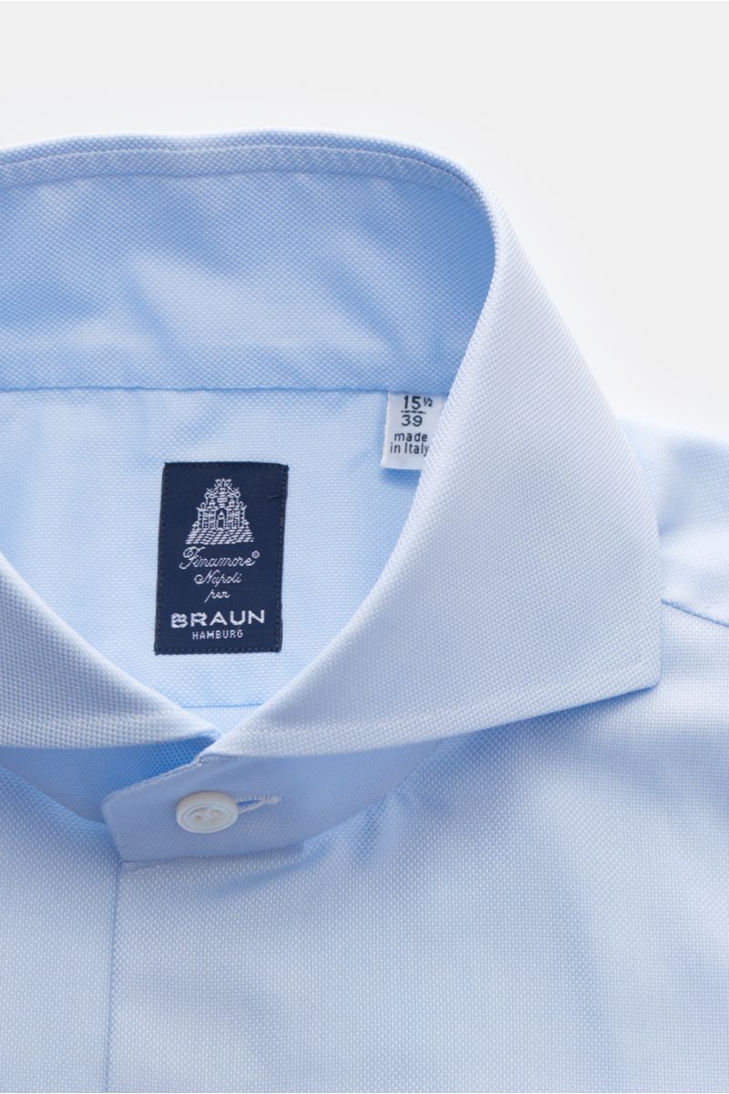 Close-up top view of the Finamore Business Hemd 'Sergio Napoli' Haifisch-Kragen hellblau showing the light blue Oxford cotton fabric, shark collar, and button detail. Stilsicher im Office: Das 'Sergio Napoli' Hemd von FINAMORE überzeugt mit seinem klas