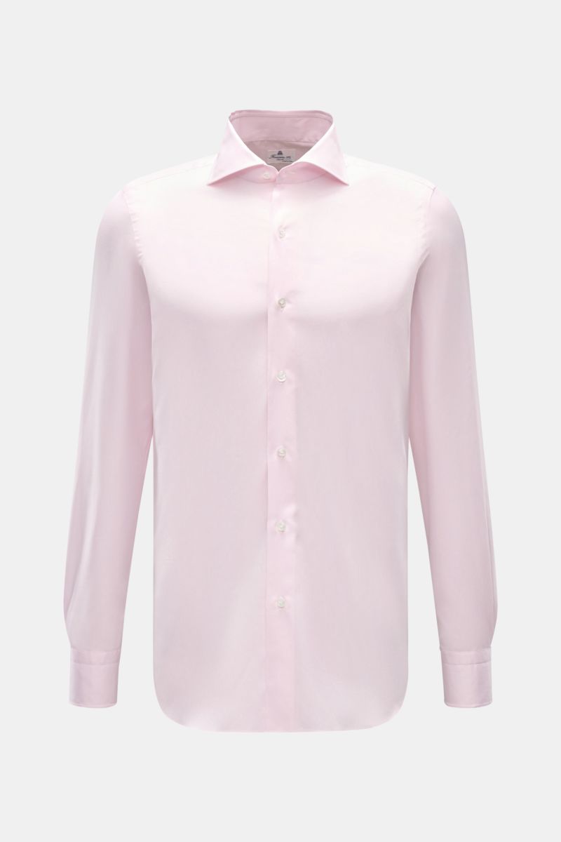 Finamore Business Hemd 'Edoardo Napoli' Haifisch-Kragen rosé, Slim Fit, weiche Giza-Baumwolle, französische Knopfleiste, Sportmanschette, frontale Aufnahme.