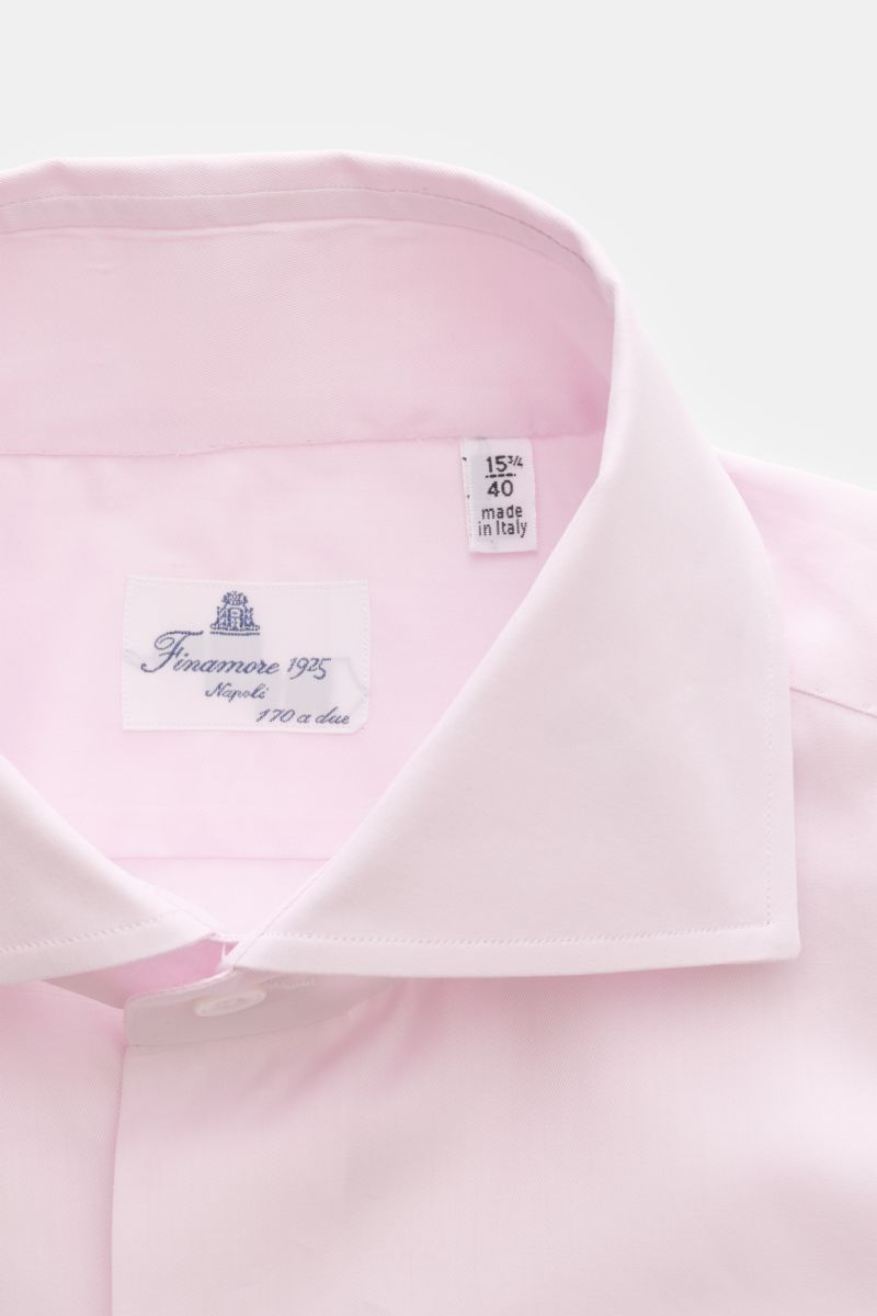 Finamore Business Hemd 'Edoardo Napoli' Haifisch-Kragen rosé, Nahaufnahme von oben, weiche Giza-Baumwolle, Slim Fit, Gabardine, französische Knopfleiste.