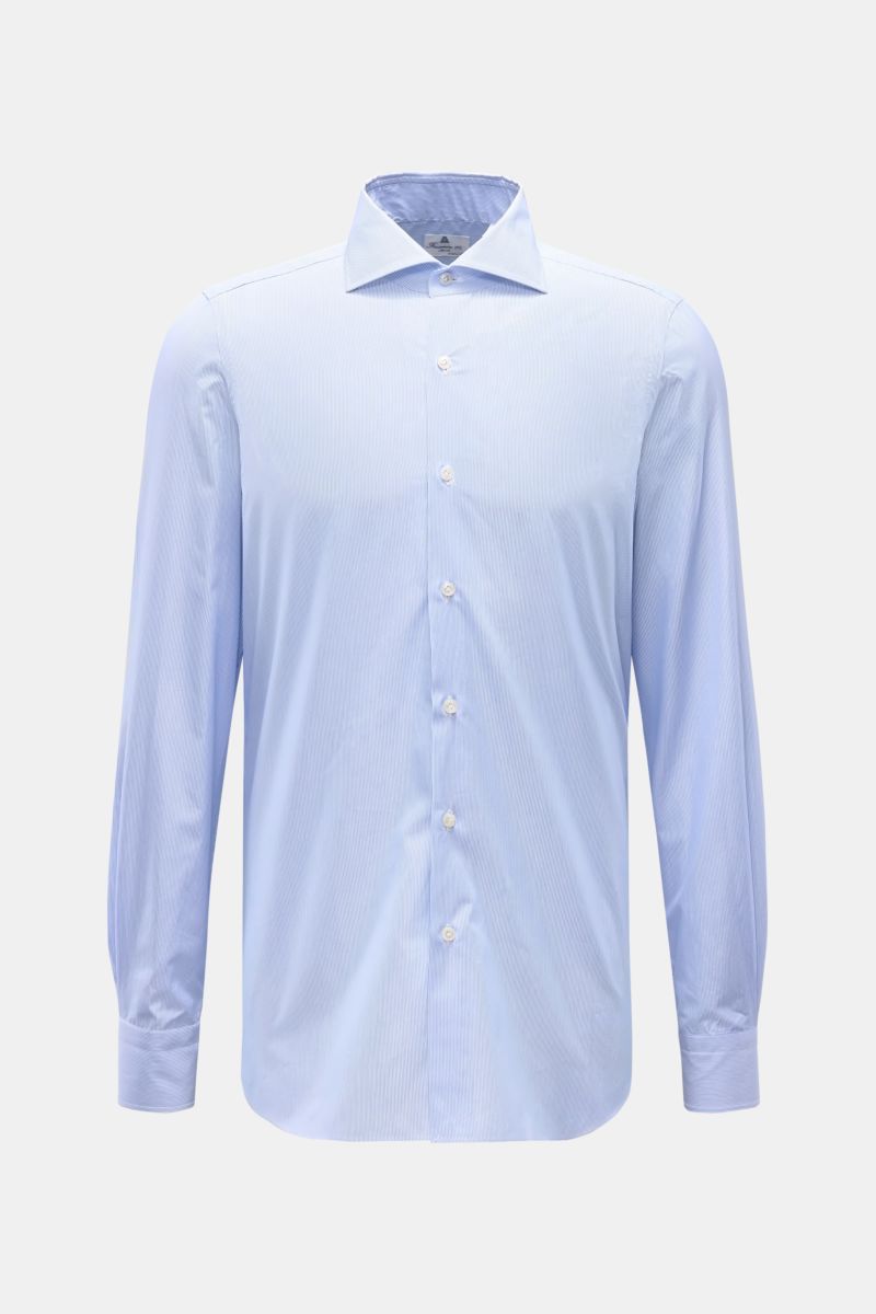 Front view of Finamore Business shirt 'Edoardo Napoli' shark collar blue/white striped with slim fit and extra-long sleeves.

Description:
The model 'Edoardo Napoli' from traditional Italian company FINAMORE features a smooth, cool touch and was fabric
