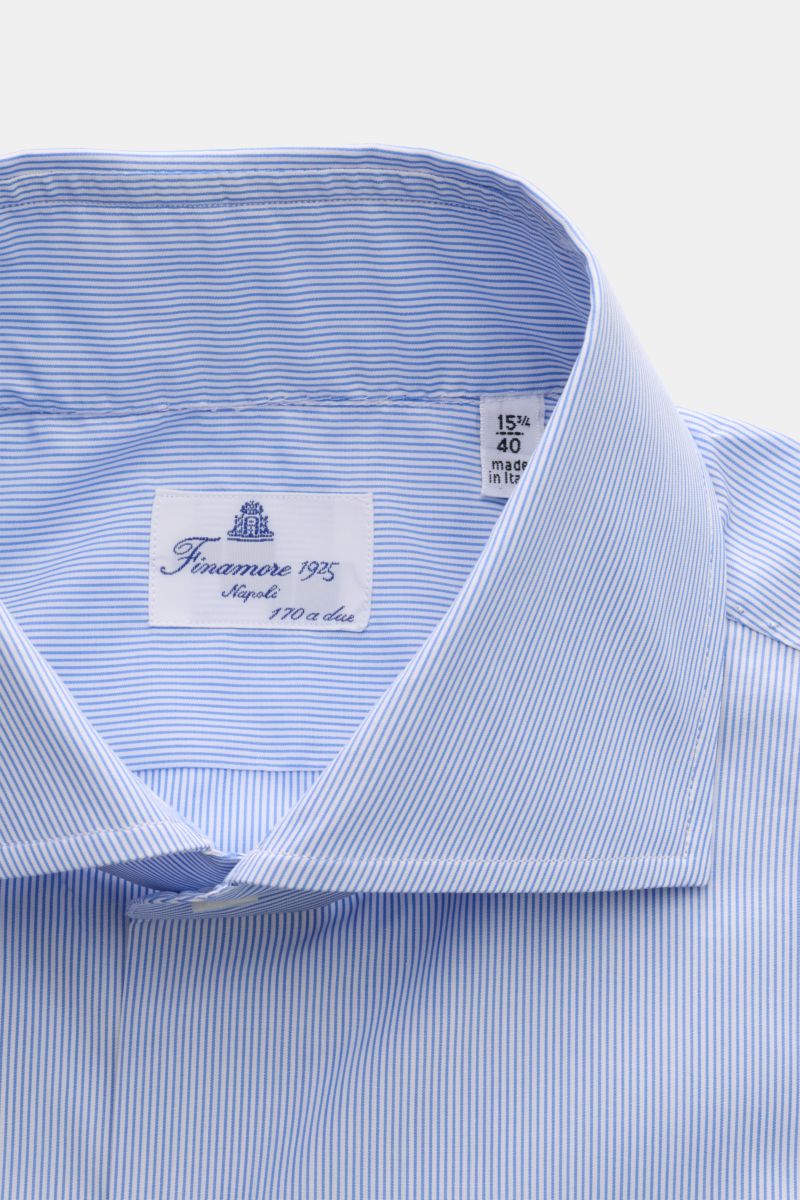 Close-up front view of Finamore Business shirt 'Edoardo Napoli' shark collar blue/white striped, showcasing collar and label.

Description: The model 'Edoardo Napoli' from traditional Italian company FINAMORE features a smooth, cool touch and was fabri