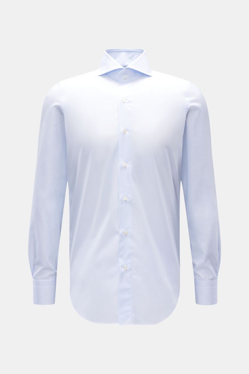 Front view of Finamore Business Hemd 'Sergio Milano' Haifisch-Kragen hellblau/weiß gestreift in extra slim fit with fine stripes and classic sport cuffs.

Description: Mit dem Hemd 'Sergio Milano' aus der 170 a due-Linie von FINAMORE in exklusiver, wei