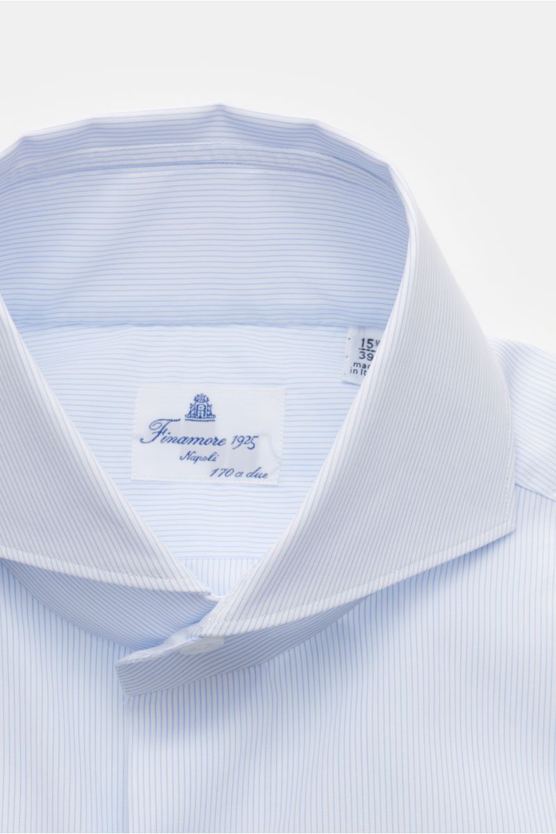 Finamore Business Hemd 'Sergio Milano' Haifisch-Kragen hellblau/weiß gestreift, close-up front view of collar and label, soft Giza cotton poplin with fine stripes, extra slim fit, French placket, classic sport cuff, rounded hem. Mit dem Hemd 'Sergio Mi