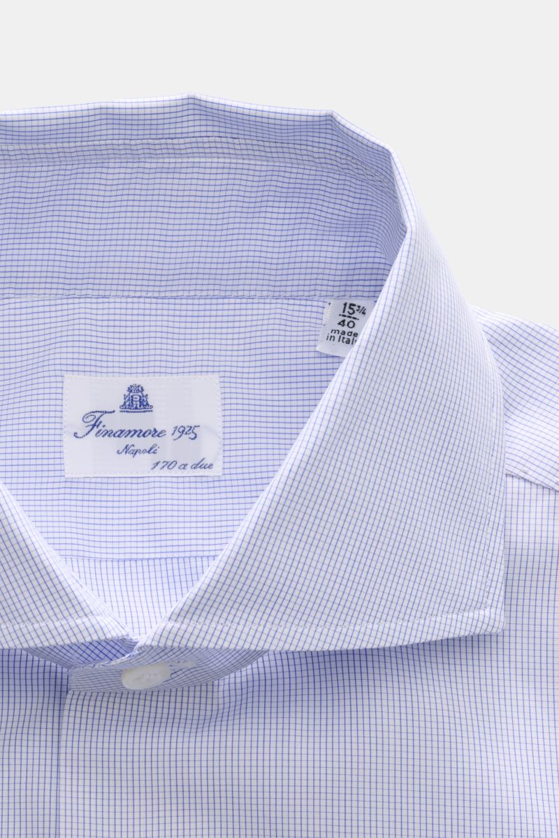 Finamore Business shirt 'Sergio Milano' shark collar blue/white checked shown from a close-up top-front perspective. Effortlessly create a range of stylish business outfits with the shirt 'Sergio Milano' from the 170 a due line by FINAMORE in exclusive