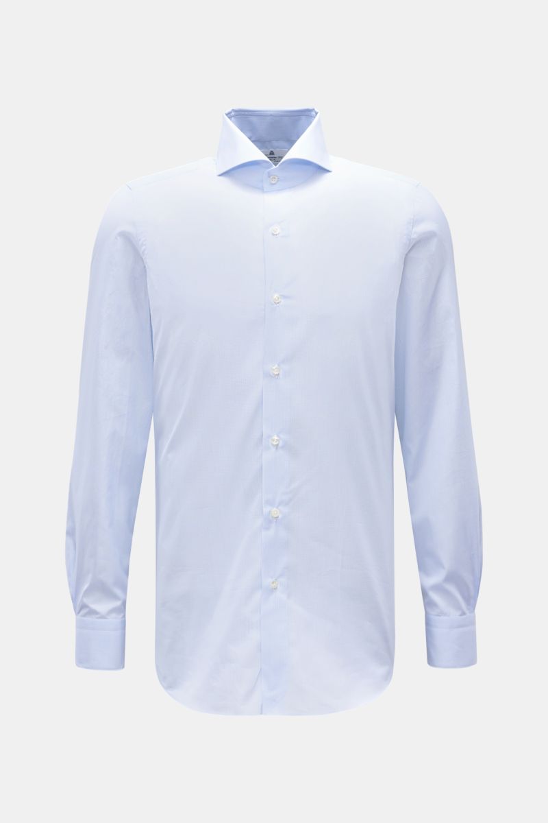 Front view of Finamore Business Hemd 'Sergio Milano' Haifisch-Kragen hellblau/weiß kariert, made of soft Giza cotton with micro check pattern, extra slim fit, shark collar, French placket, classic sport cuffs, and rounded hem.

Mit dem Hemd 'Sergio Mil