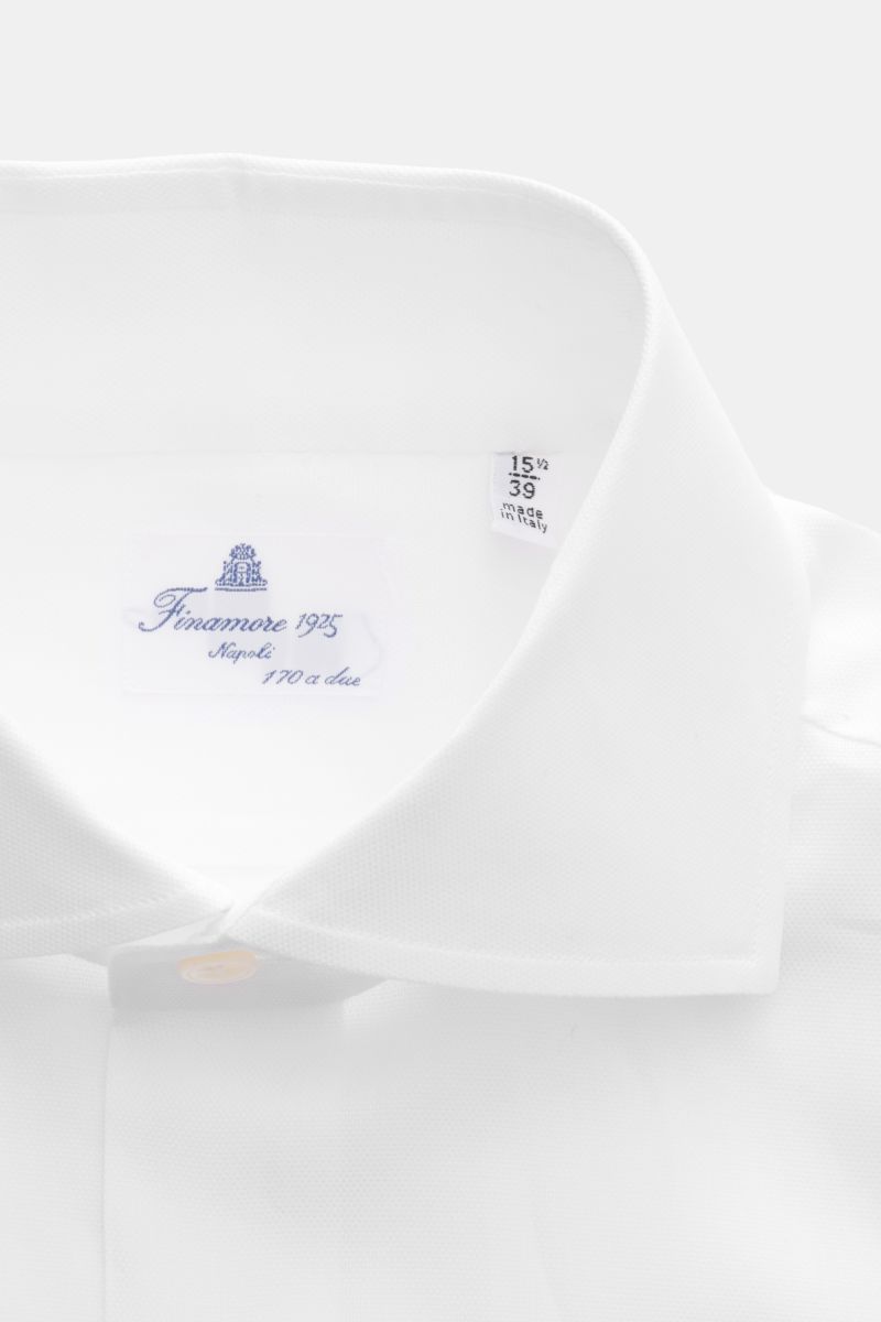 Close-up front view of Finamore Business shirt 'Edoardo Napoli' shark collar white, pure cotton with French button placket.

Description: Stylish classic: The shirt 'Edoardo Napoli' from FINAMORE made of soft Giza cotton lends an elegant, confident tou