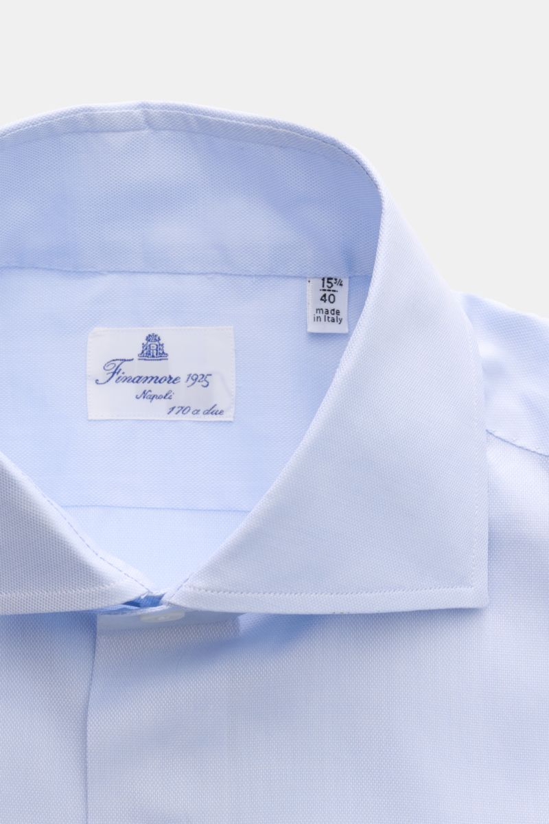 Close-up front view of Finamore Business shirt 'Edoardo Napoli' shark collar light blue, made of soft Giza cotton with French button placket.

Stylish classic: The shirt 'Edoardo Napoli' from FINAMORE made of soft Giza cotton lends an elegant, confiden