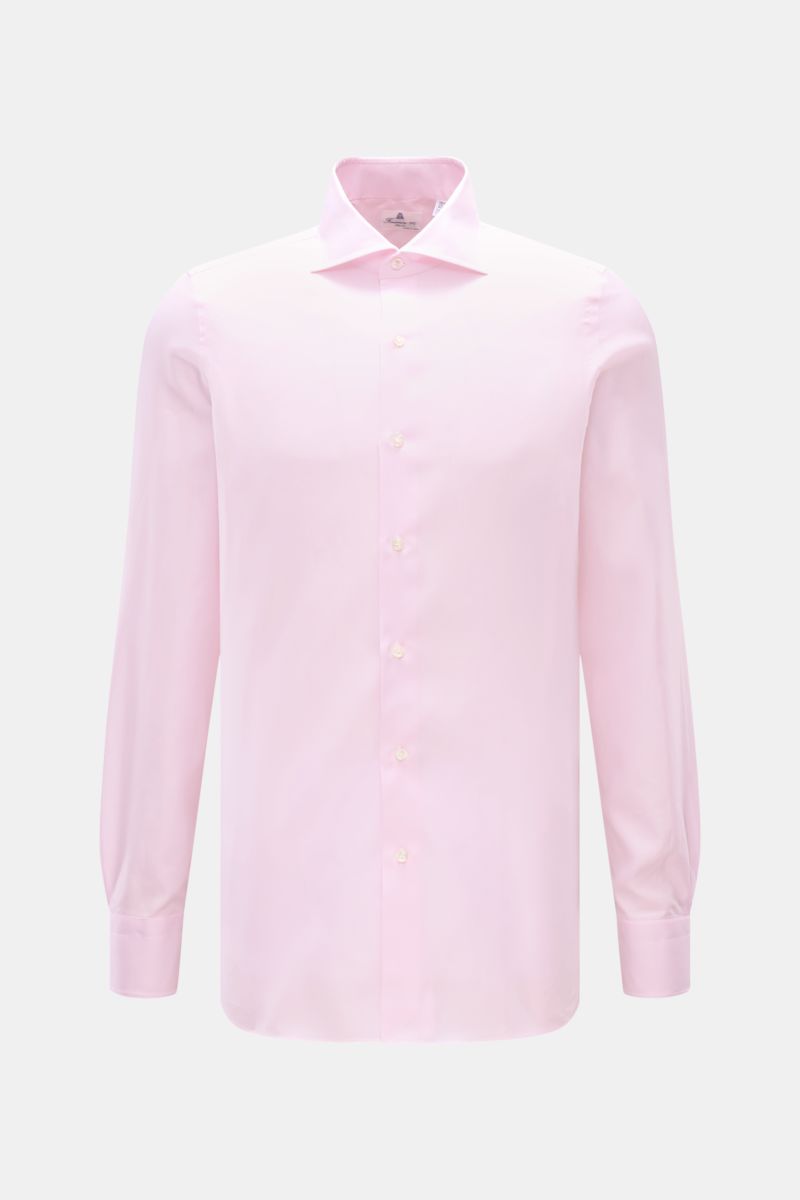 Frontale Nahaufnahme des Finamore Business Hemds 'Edoardo Napoli' Haifisch-Kragen rosé aus weicher Giza-Baumwolle, Slim Fit mit französischer Knopfleiste, extralangen Ärmeln und klassischer Sportmanschette.