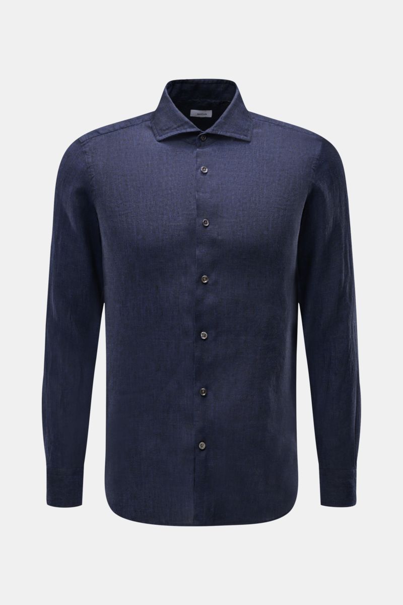Front view of the von Braun Leinenhemd Haifisch-Kragen navy, a slim fit pure linen shirt with shark collar, French button placket, soft grip, and rounded hem. Mühelose Leichtigkeit: Dieses VON BRAUN Hemd aus reinem Leinen überzeugt mit luftigem Tragegefüh