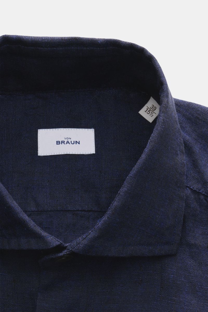 von Braun Leinenhemd Haifisch-Kragen navy shown from a top-front close-up, made of pure linen with airy, soft texture, slim fit, French placket, and classic sport cuffs; Mühelose Leichtigkeit: Dieses VON BRAUN Hemd aus reinem Leinen überzeugt mit luftigem