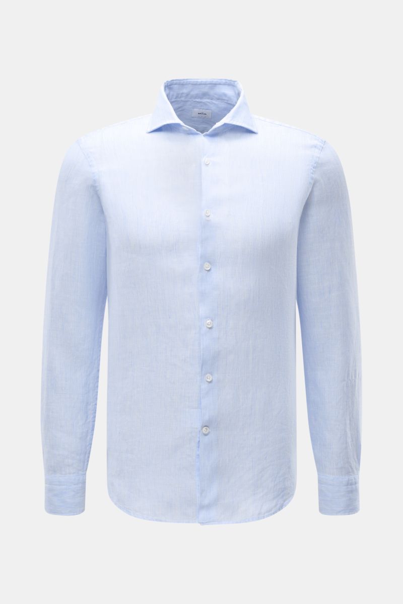 von Braun Leinenhemd Haifisch-Kragen hellblau/weiß gestreift, front view of slim fit pure linen shirt with shark collar, fine stripes, soft texture, and rounded hem, airy and lightweight for warm seasons. Mühelose 