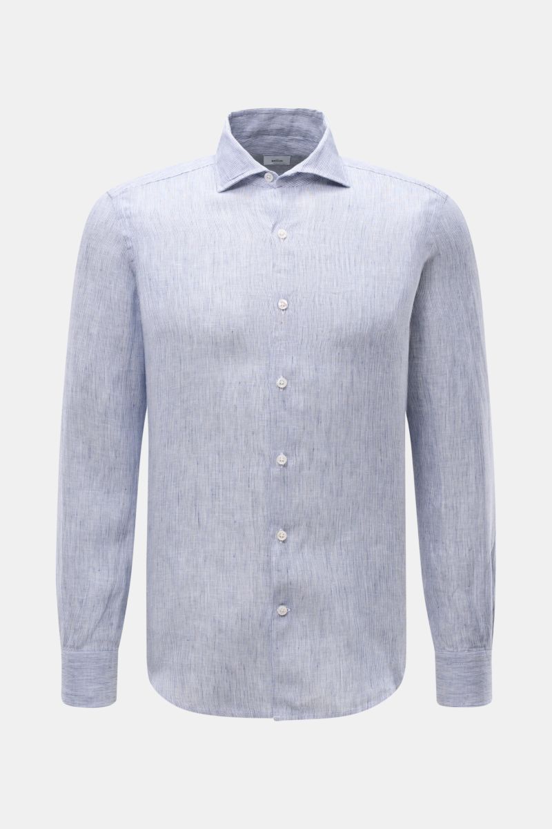 von Braun Leinenhemd Haifisch-Kragen navy/weiß gestreift shown from the front, slim fit pure linen shirt with fine stripes, soft texture, shark collar, French placket, sport cuffs, rounded hem. Mühelose 