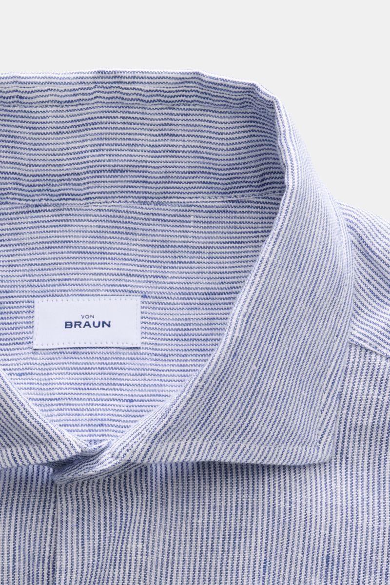 Close-up view of the collar and label of the von Braun Leinenhemd Haifisch-Kragen navy/weiß gestreift, made of pure linen with fine navy and white stripes. Mühelose&nbsp;Leichtigkeit