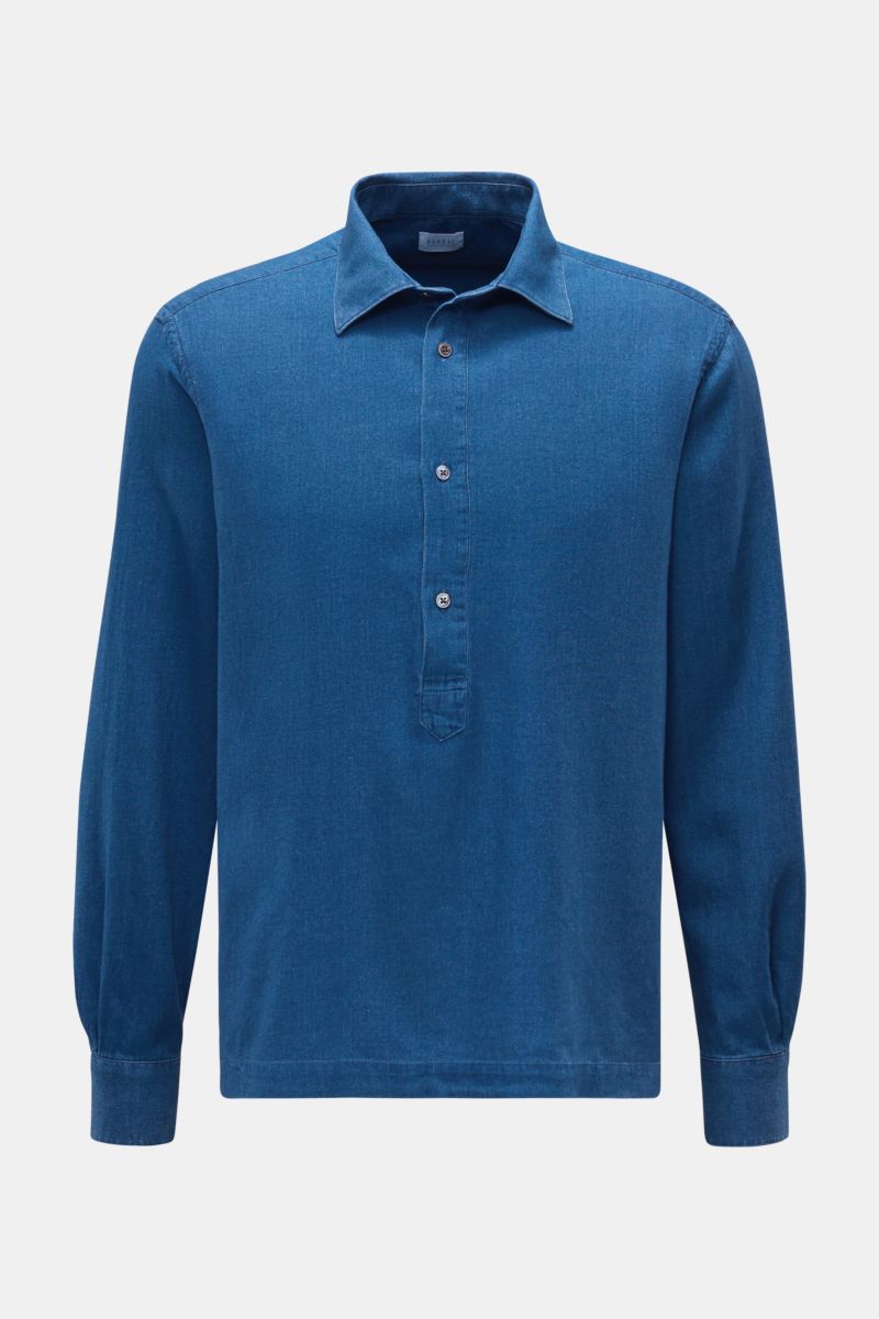 04651/ A trip in a bag Popover-Hemd 'Indigo' Kent-Kragen dunkelblau, Twill, Baumwolle, Regular Fit, Perlmuttknöpfe, Sportmanschette, frontal fotografiert.
