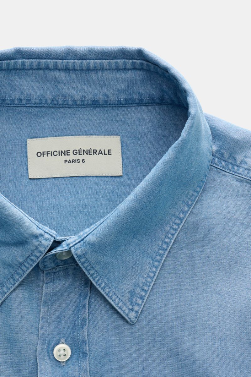 Officine Générale Casual Hemd 'Alex' Kent-Kragen rauchblau, Nahaufnahme von oben, Lyocell, leichter Stoff, Knopfleiste, weicher Griff.