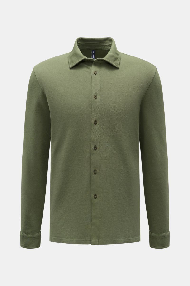 Grünes 04651/ A trip in a bag Hemd Sport, frontal fotografiert, zeigt langen Ärmel, Knopfleiste und klassischen Kragen.
