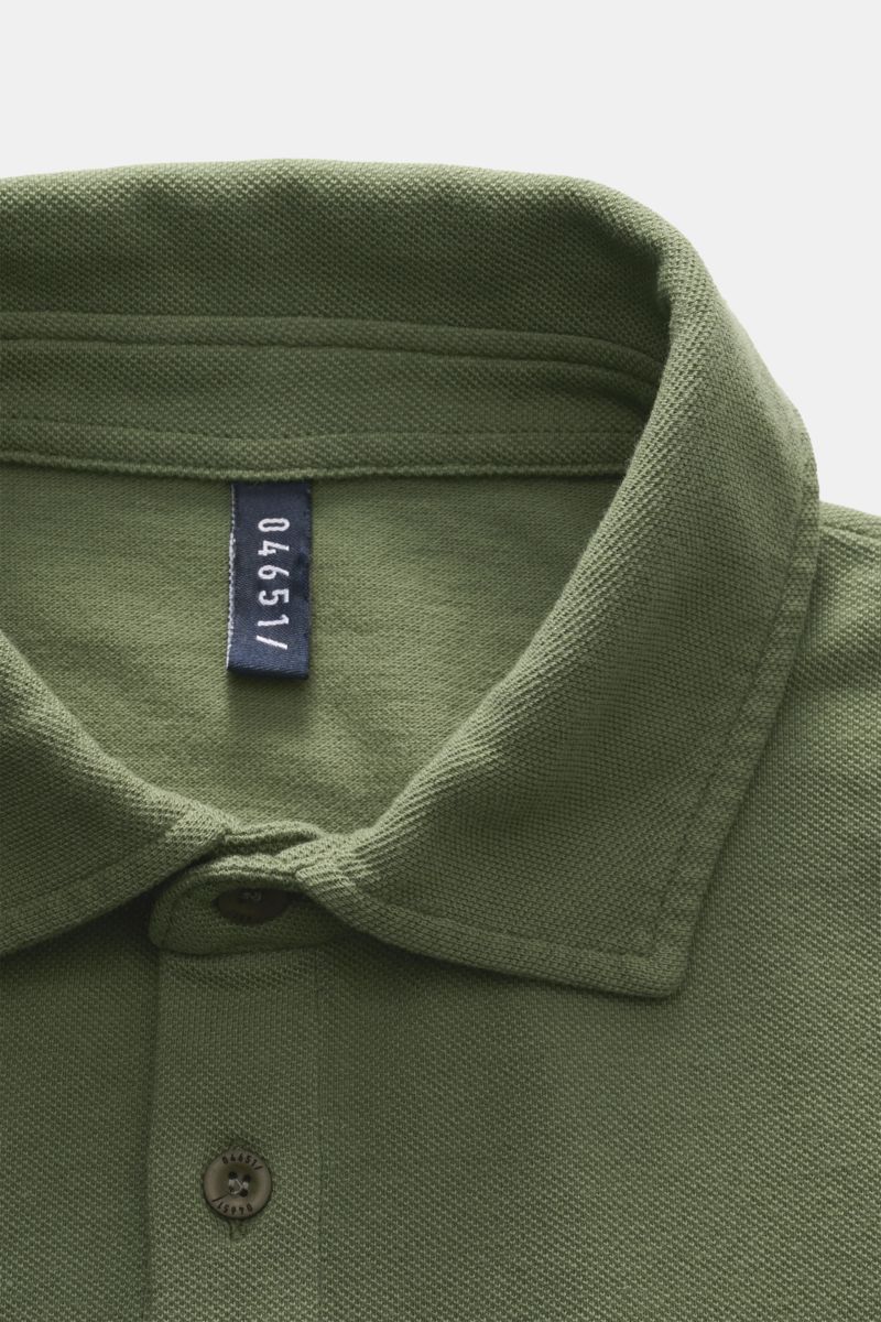 Grünes 04651/ A trip in a bag Hemd Sport aus Baumwollstoff, Nahaufnahme von oben mit sichtbarem Etikett im Kragen.