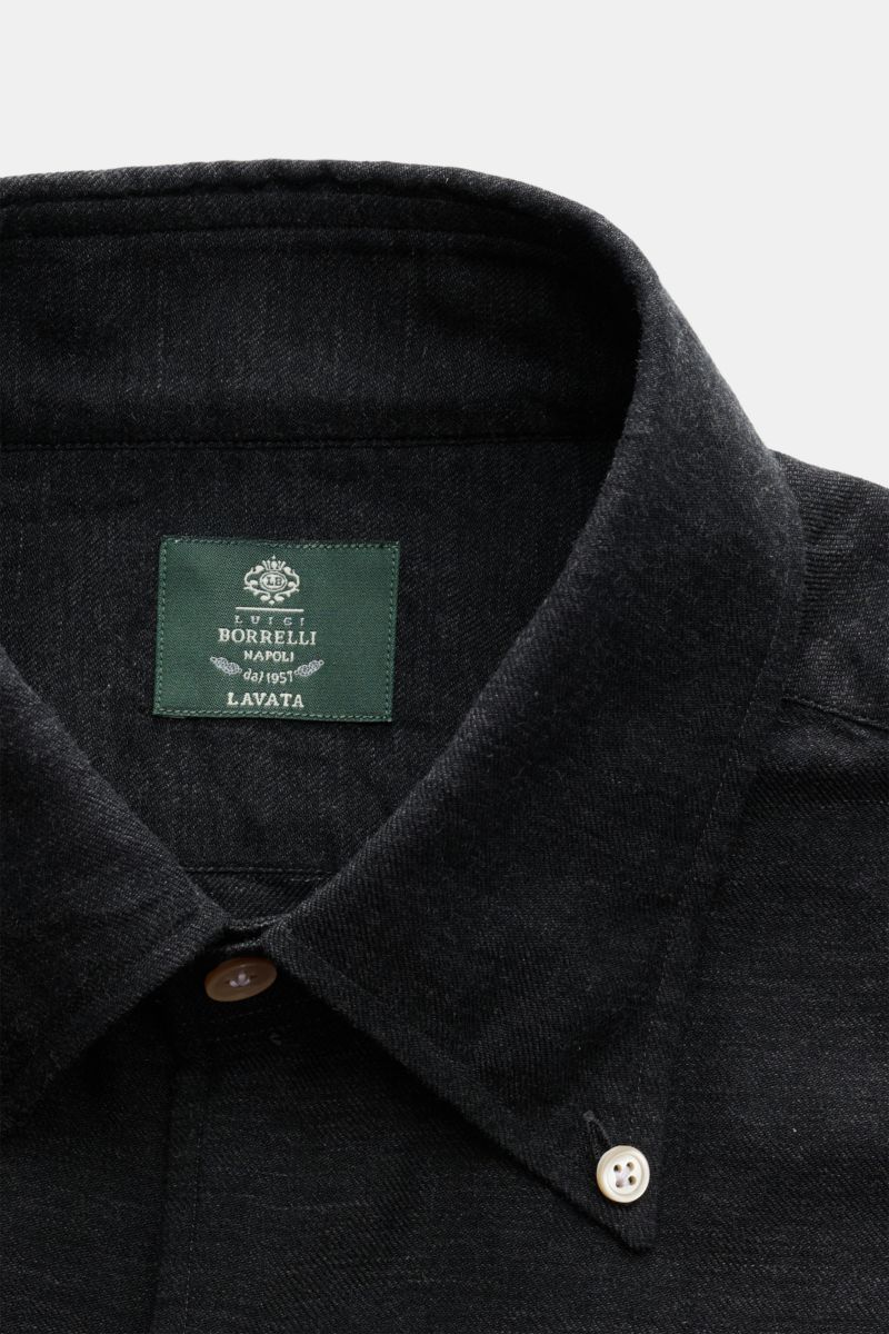 Borrelli Casual Hemd 'Gable' Button-Down-Kragen anthrazit meliert, Nahaufnahme von oben, Mix aus Baumwolle und Cashmere, weicher Griff, feiner Twill, Slim Fit, französische Knopfleiste mit Perlmuttknöpfen, klassische Sportmanschette, schmale Rückenpasse, 