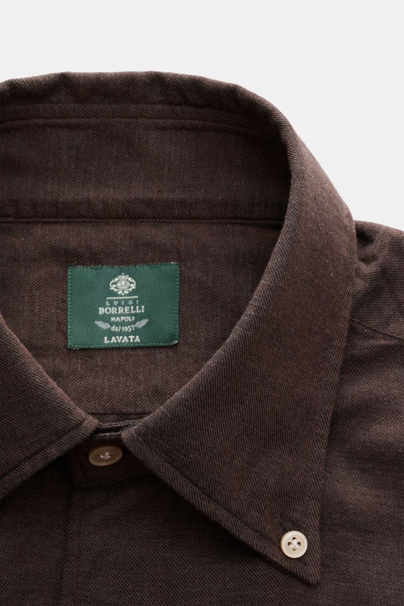 Borrelli Casual Hemd 'Gable' Button-Down-Kragen dunkelbraun meliert, Nahaufnahme von oben, Mix aus Baumwolle und Cashmere, weicher Griff, feiner Twill, Slim Fit, französische Knopfleiste mit Perlmuttknöpfen, klassische Sportmanschette, schmale Rückenpasse