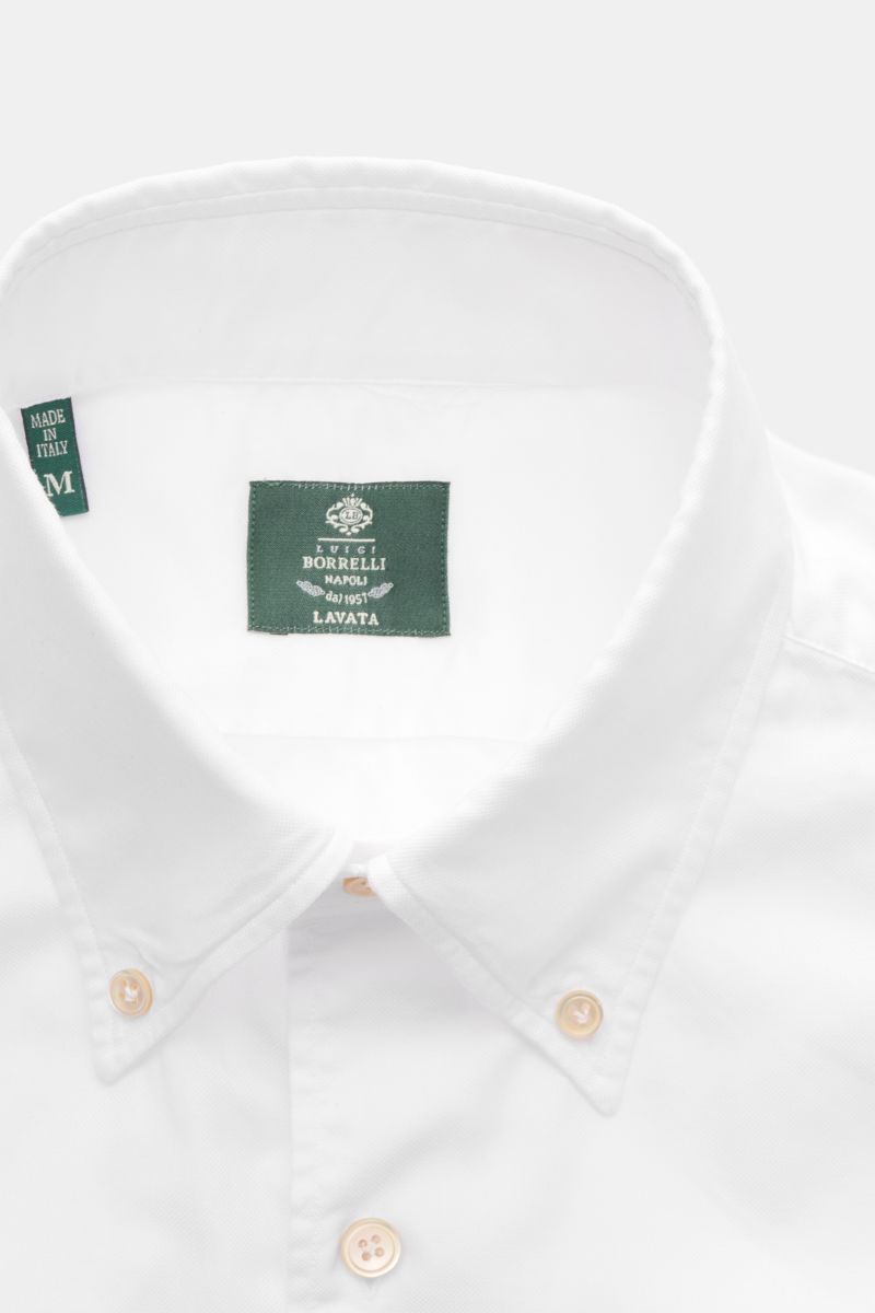 Borrelli Oxford-Hemd 'Ettore' Button-Down-Kragen weiß, Nahaufnahme von oben, Oxford aus reiner Baumwolle, glatter Griff, Slim Fit, französische Knopfleiste mit Perlmuttknöpfen, klassische Sportmanschette, gerundeter Saumverlauf.