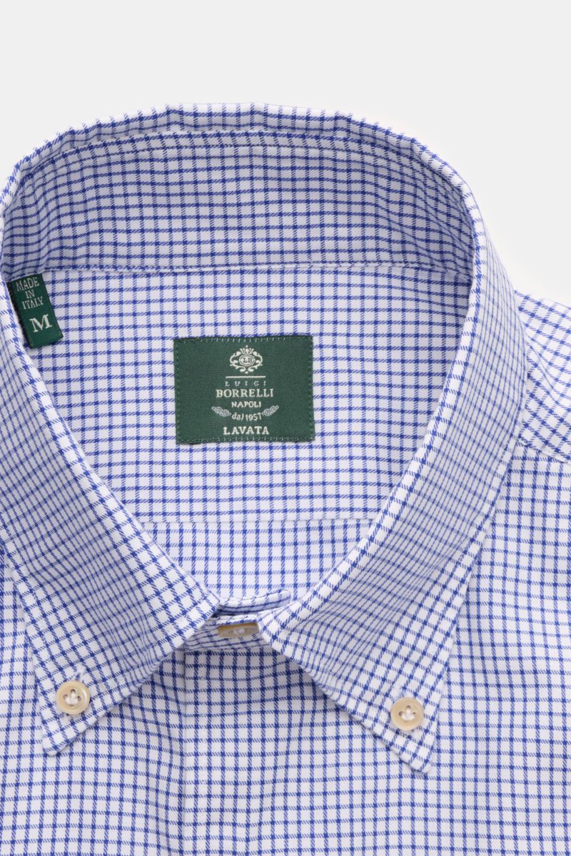 Nahaufnahme von Borrelli Casual Hemd 'Gable' Button-Down-Kragen navy/weiß kariert, reine Baumwolle, weicher Griff, feiner Twill, Slim Fit, Perlmuttknöpfe, klassische Sportmanschette, gerundeter Saum, Rückennaht.