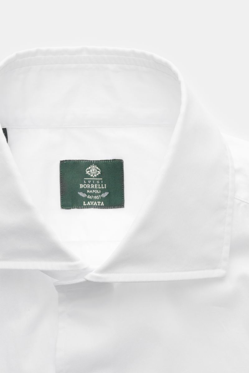 Borrelli Casual Hemd 'Ettore' Haifisch-Kragen weiß, Nahaufnahme von oben, Twill Baumwolle, glatter Griff, Slim Fit, französische Knopfleiste, Perlmuttknöpfe, klassische Sportmanschette, gerundeter Saum.