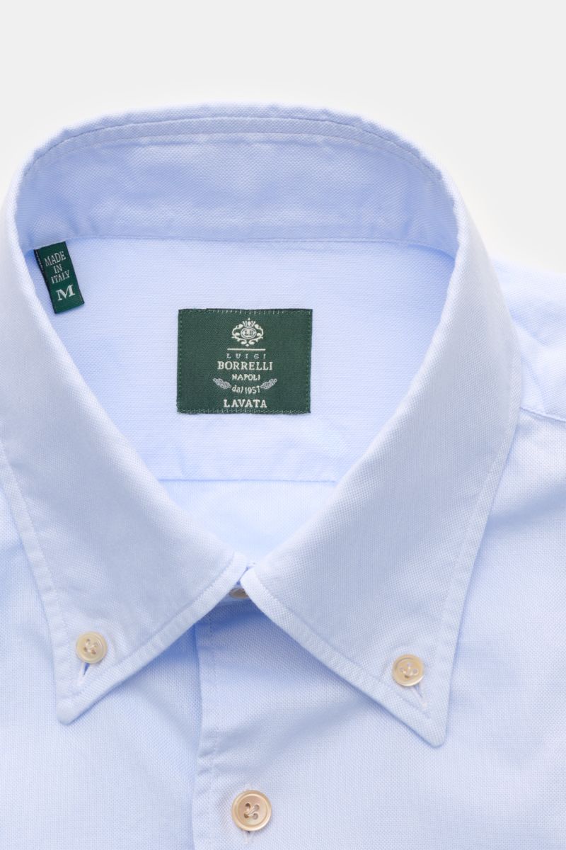 Blick auf den Button-Down-Kragen des Borrelli Oxford-Hemd 'Ettore' Button-Down-Kragen hellblau aus reiner Baumwolle, glatter Griff, Slim Fit, französische Knopfleiste mit Perlmuttknöpfen, klassische Sportmanschette, gerundeter Saumverlauf.
