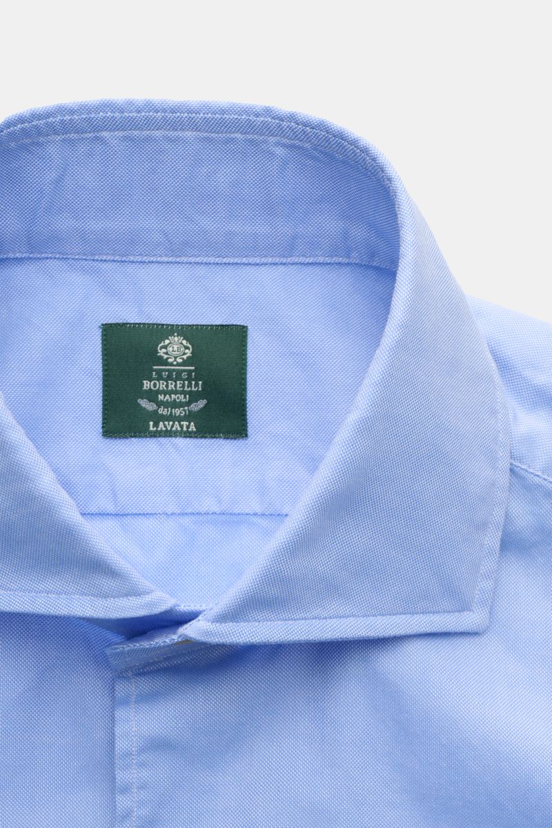 Borrelli Oxford-Hemd 'Ettore' Haifisch-Kragen rauchblau, Oxford aus reiner Baumwolle, glatter Griff, Slim Fit, französische Knopfleiste, Sportmanschette, gerundeter Saum, Nahaufnahme von oben.