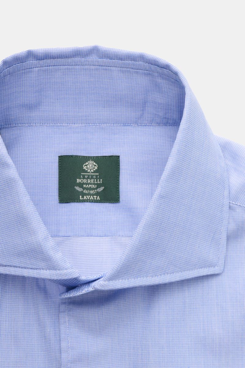 Nahaufnahme des Borrelli Casual Hemd 'Ettore' Haifisch-Kragen blau, Twill aus reiner Baumwolle, Slim Fit, Haifisch-Kragen, französische Knopfleiste mit Perlmuttknöpfen, klassische Sportmanschette, gerundeter Saumverlauf, leicht griffige Haptik, von oben f