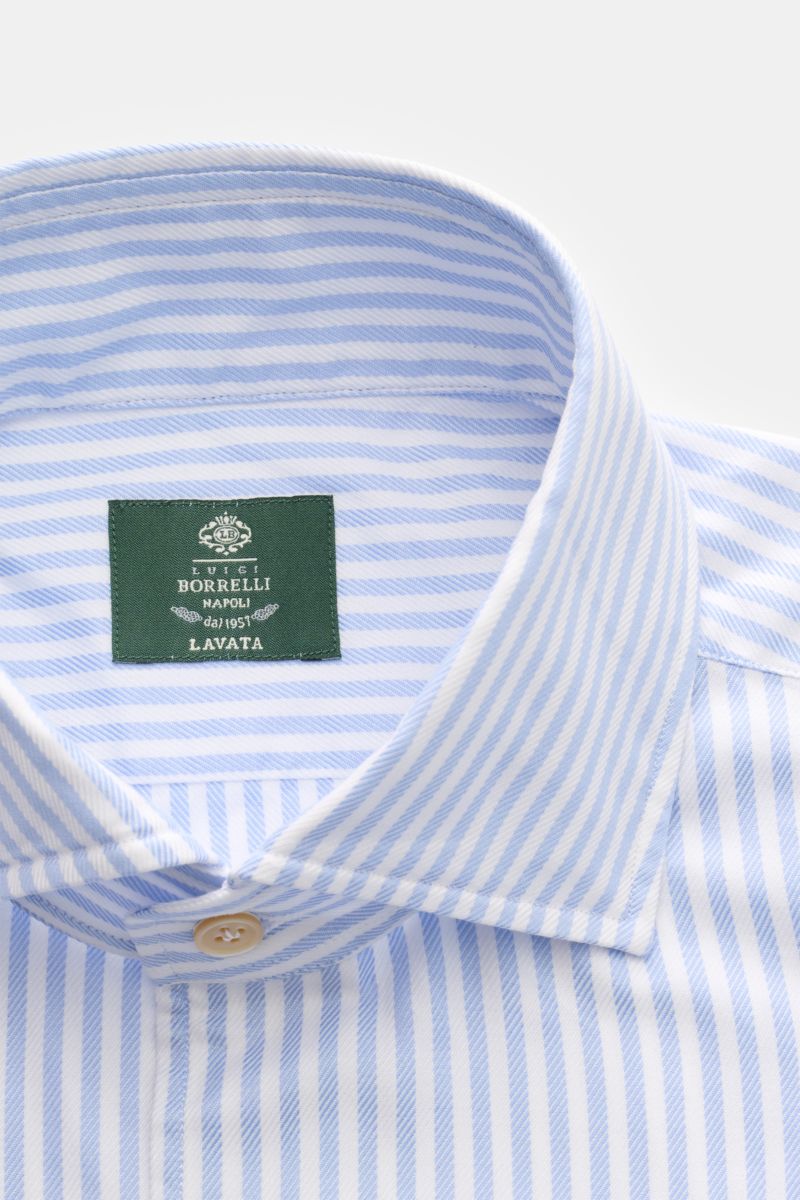 Borrelli Casual Hemd 'Ettore' Haifisch-Kragen hellblau/weiß gestreift, Baumwolltwill, Perlmuttknöpfe, Nahaufnahme Kragen von oben.