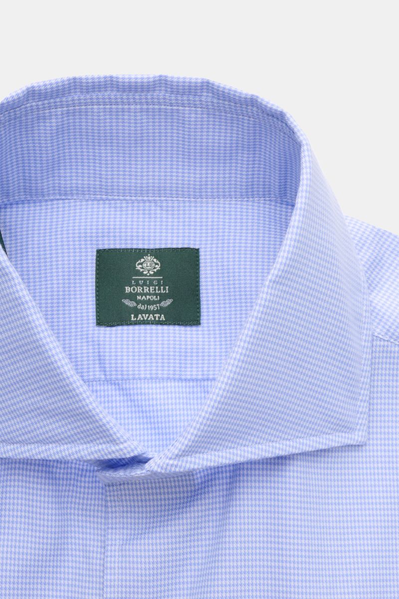 Borrelli Casual Hemd 'Ettore' Haifisch-Kragen blau/weiß kariert, Twill reine Baumwolle, glatter Griff, Slim Fit, Micro-Hahnentritt, Haifisch-Kragen, französische Knopfleiste, Perlmuttknöpfe, Sportmanschette, gerundeter Saum, Detailaufnahme von oben.