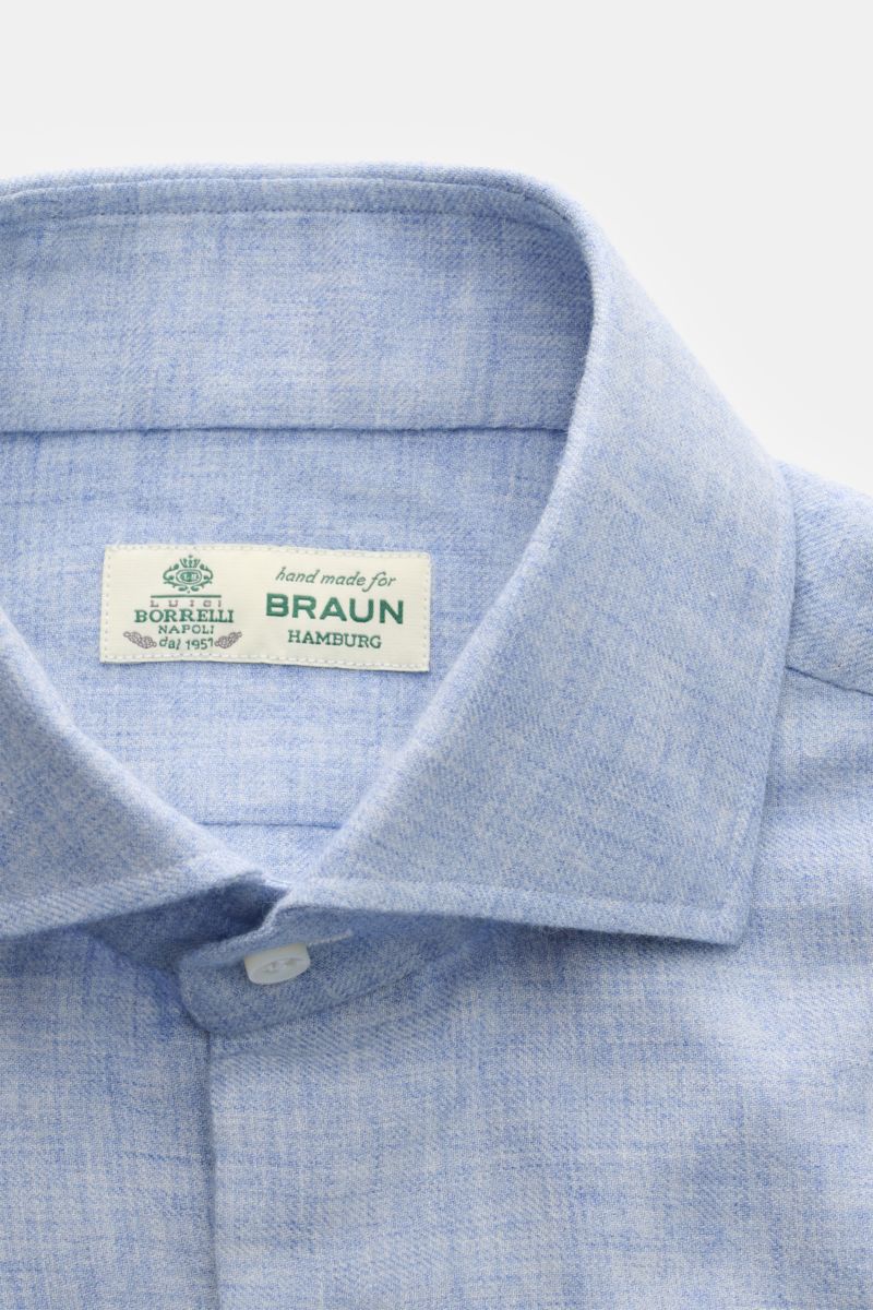 Borrelli Flanellhemd 'Ettore' Haifisch-Kragen hellblau meliert, Twill aus Baumwolle/Wolle, angeraut, glatter Griff, Slim Fit, Haifisch-Kragen, Perlmuttknöpfe, Sportmanschette, gerundeter Saum, Nahaufnahme von oben.