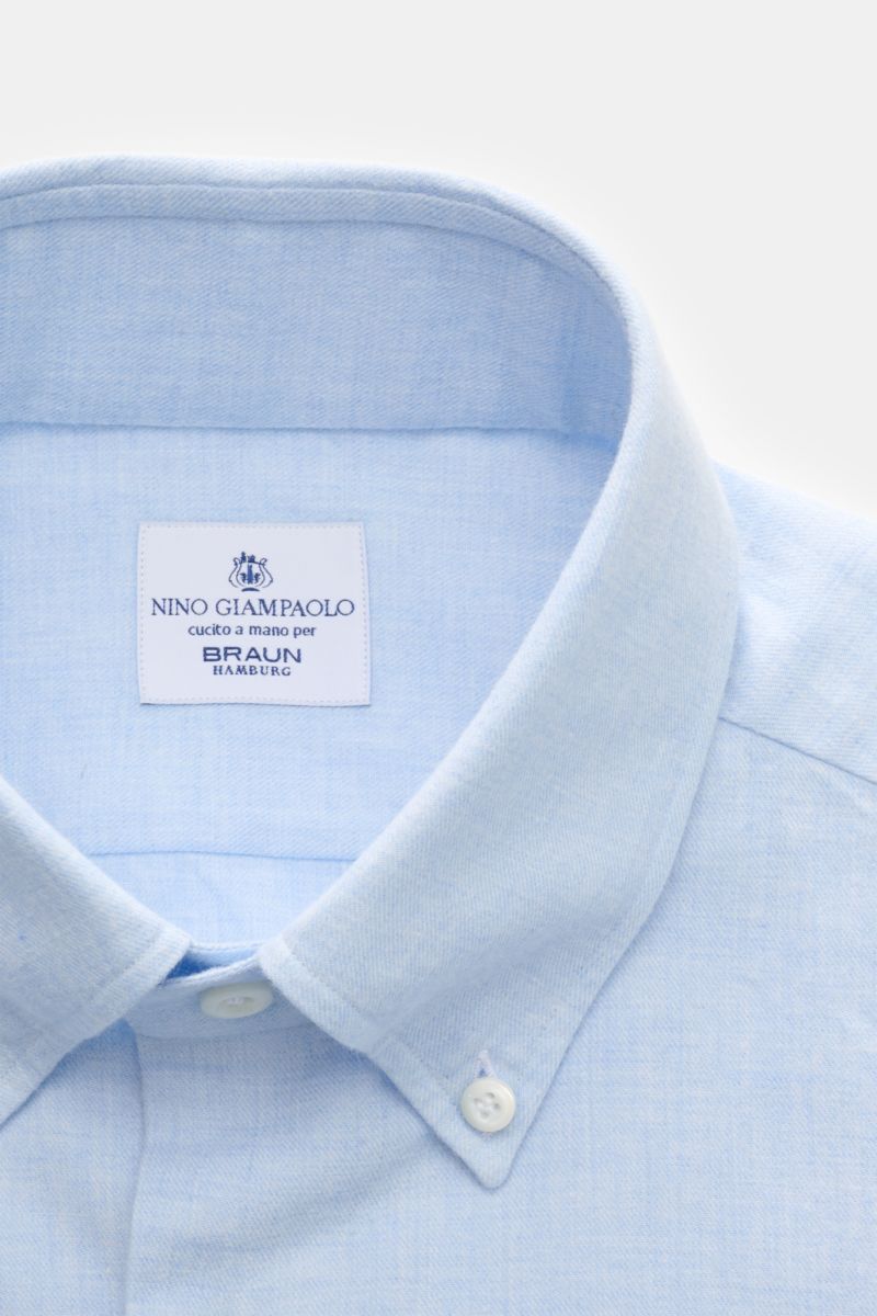 Giampaolo Flanellhemd Button-Down-Kragen hellblau, Nahaufnahme von oben, weicher Baumwoll-Flanell, Slim Fit, klassische Sportmanschette.