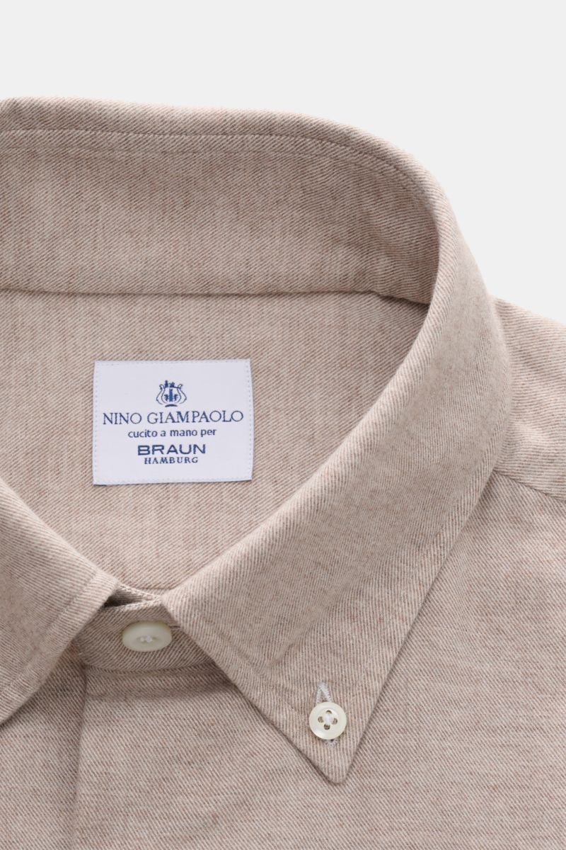 Nahaufnahme des Giampaolo Flanellhemd Button-Down-Kragen beige aus reiner Baumwolle mit weichem Griff und klassischem Kragen.