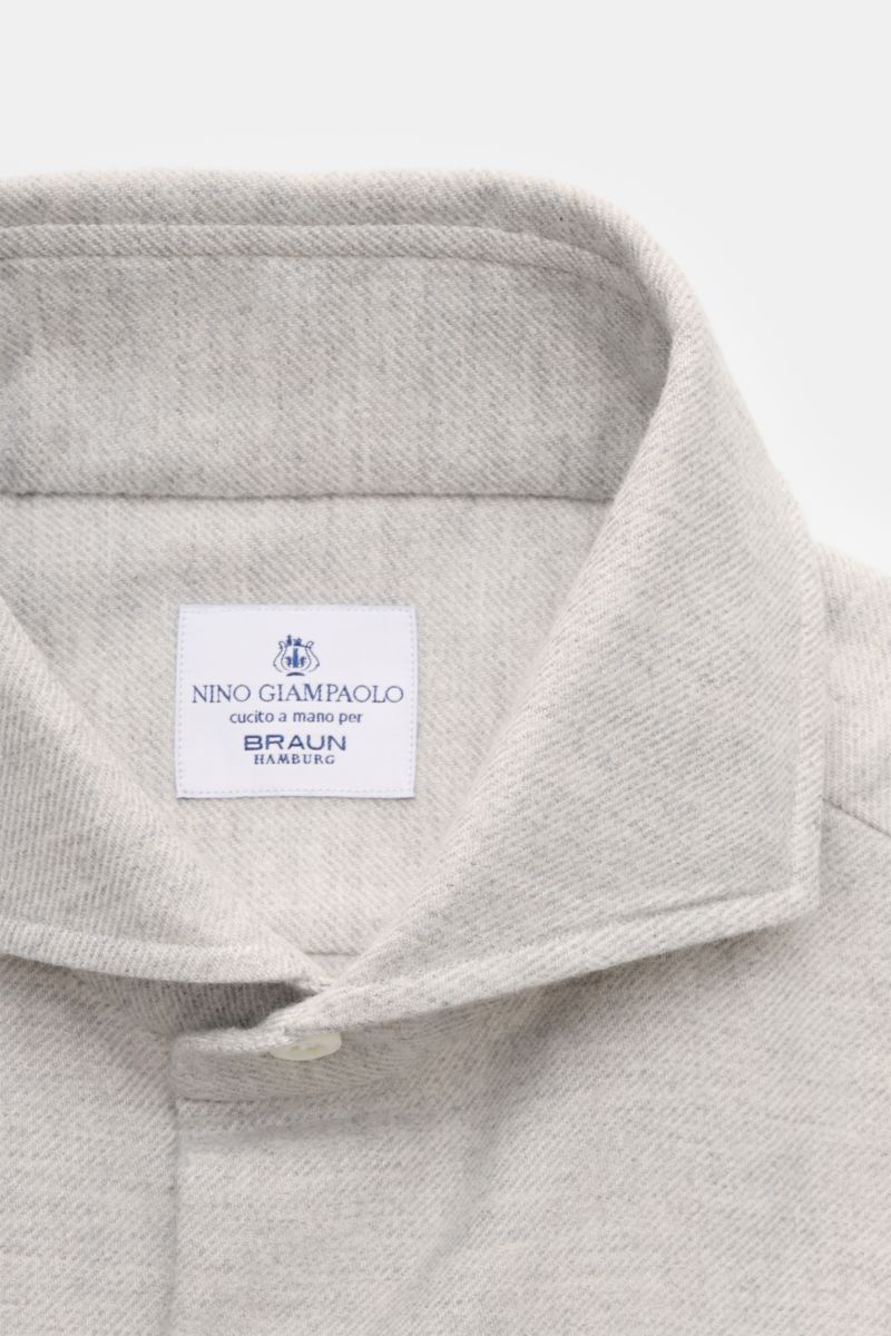 Giampaolo Flanellhemd Haifisch-Kragen hellgrau meliert, Detailaufnahme von oben, reine Baumwolle, Twill, Slim Fit, angraute Oberfläche, französische Knopfleiste.