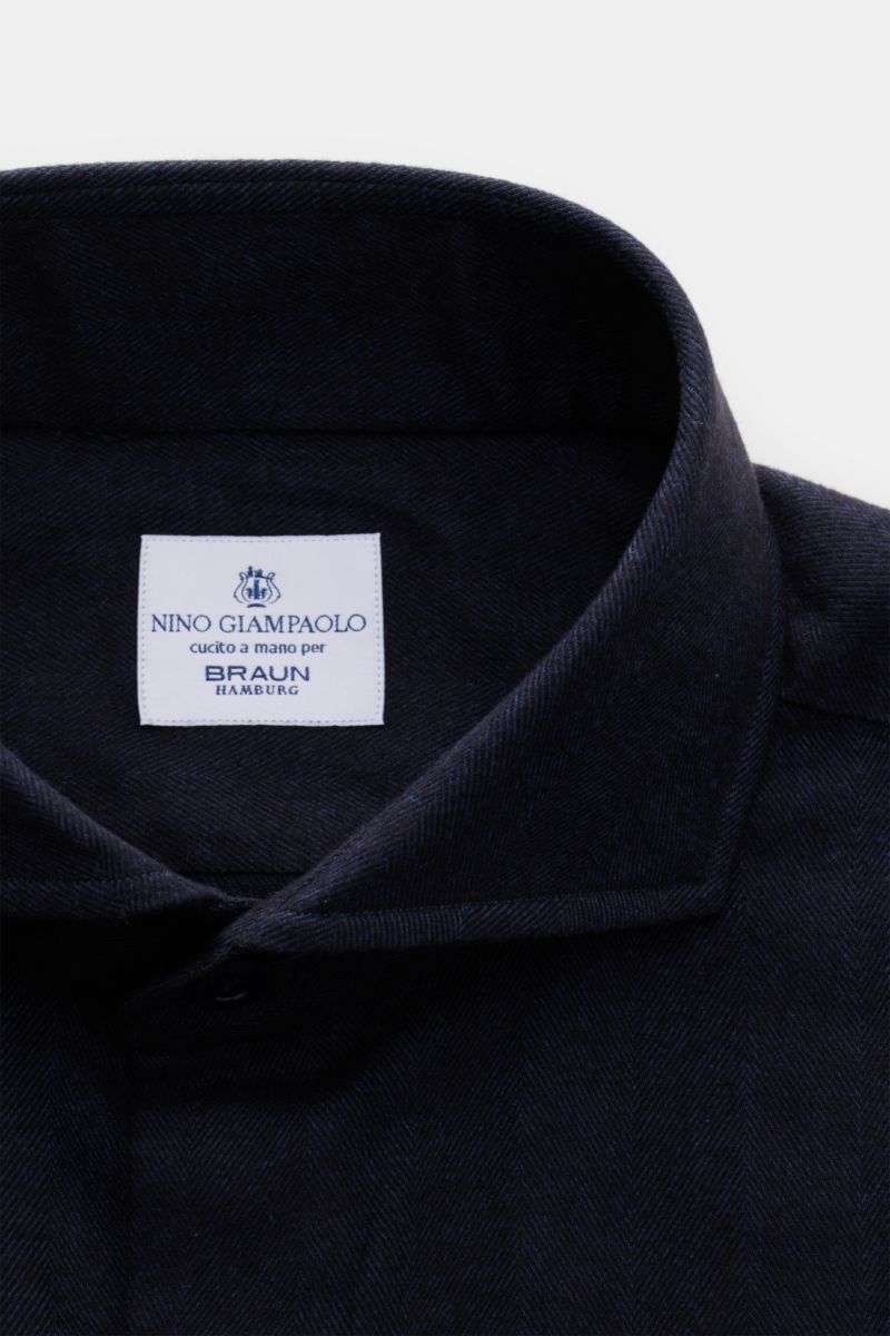 Giampaolo Flanellhemd Haifisch-Kragen dark navy, Nahaufnahme von oben, Flanell mit tonalem Fischgrat, softer Griff, Slim Fit, französische Knopfleiste.