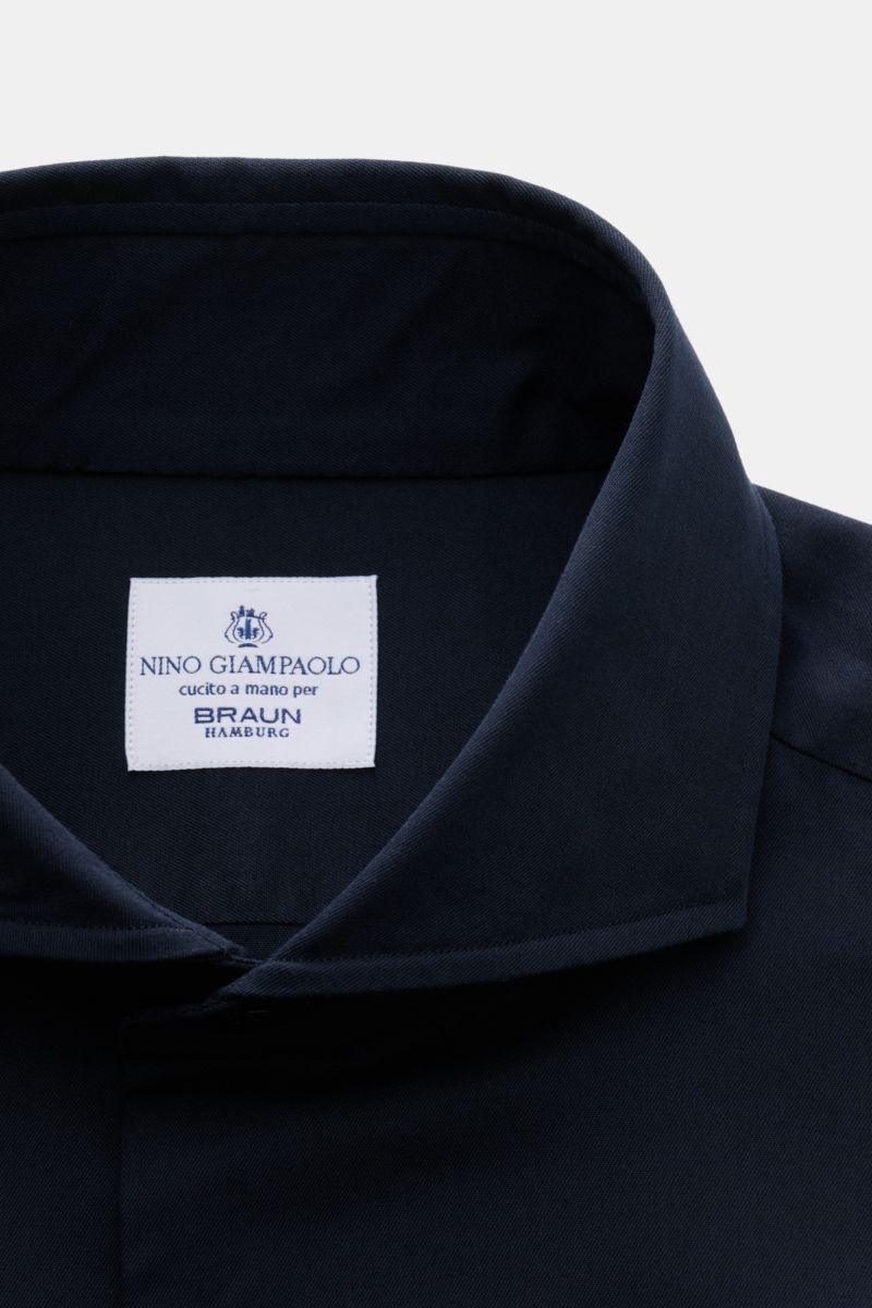 Giampaolo Casual Hemd Haifisch-Kragen dark navy aus Popeline-Baumwolle, Slim Fit, Haifisch-Kragen, französische Knopfleiste, Sportmanschette, Detailansicht von oben.