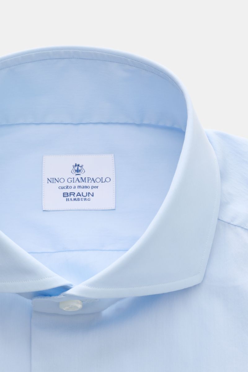 Giampaolo Casual-Hemd Haifisch-Kragen hellblau, Nahaufnahme von oben, Popeline aus Baumwolle, Microfaser, Slim Fit, französische Knopfleiste.