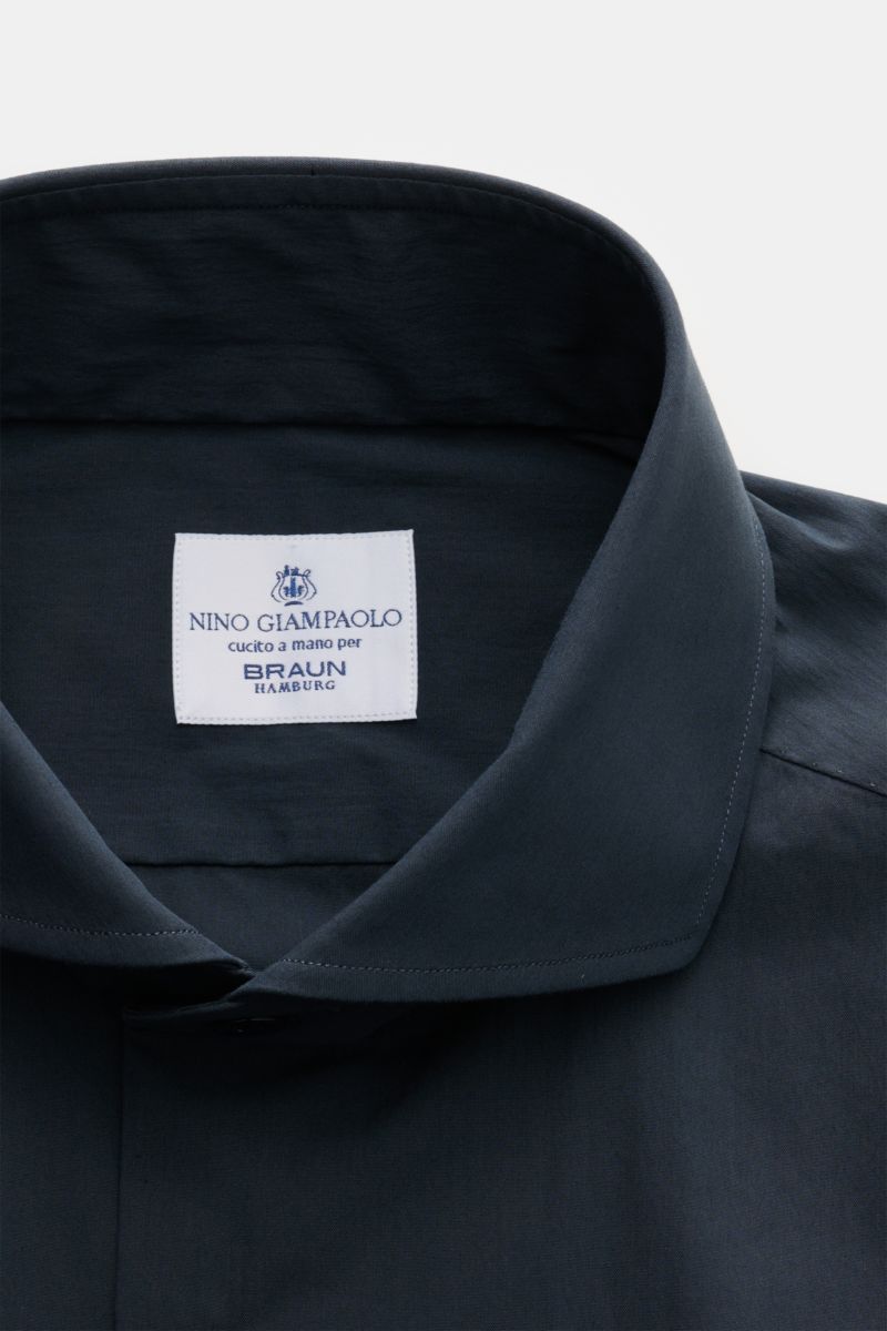 Nahaufnahme des Giampaolo Casual-Hemd Haifisch-Kragen navy von oben, Popeline aus Baumwolle und Microfaser, Slim Fit, weicher Griff, französische Knopfleiste.