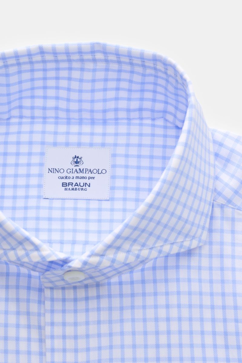 Nahaufnahme von Giampaolo Casual Hemd Haifisch-Kragen hellblau/weiß kariert, frontal fotografiert, Panama reine Baumwolle, Slim Fit, Haifisch-Kragen, französische Knopfleiste, klassische Sportmanschette, rückwärtige Taillenabnäher, leicht strukturierter G