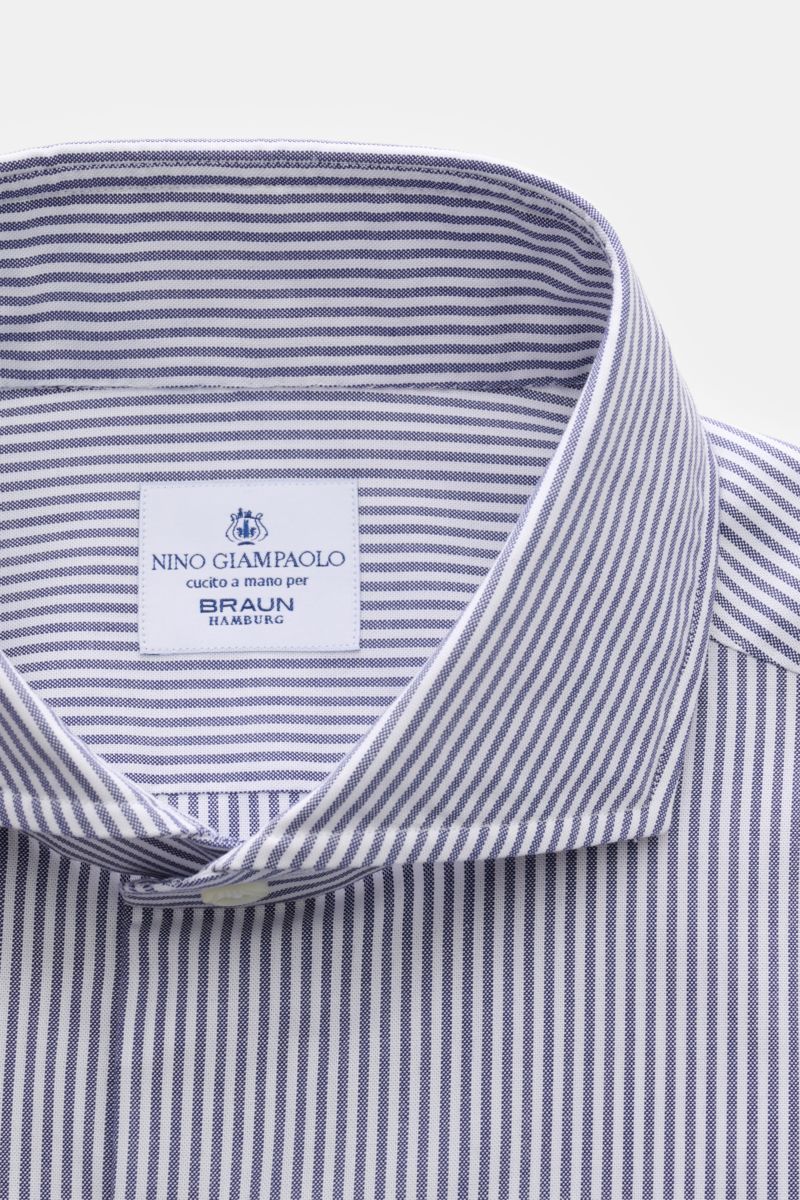 Nahaufnahme des Giampaolo Casual Hemd Haifisch-Kragen navy/weiß gestreift von oben, Panama aus Baumwolle, Slim Fit, Haifisch-Kragen, französische Knopfleiste, klassische Sportmanschette, Taillenabnäher, gerundeter Saum.