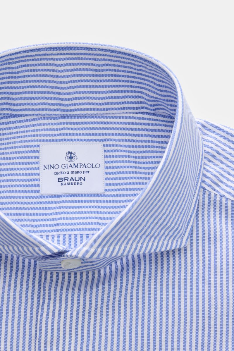 Nahaufnahme von Giampaolo Casual Hemd Haifisch-Kragen blau/weiß gestreift, Slim Fit, Panama aus Baumwolle, Haifisch-Kragen, französische Knopfleiste, klassische Sportmanschette, rückwärtige Taillenabnäher, gerundeter Saumverlauf, leichter strukturierter G