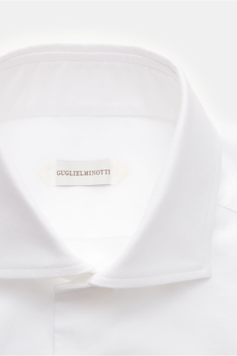 Guglielminotti Oxford-Hemd Haifisch-Kragen weiß, Slim Fit, reine Baumwolle, glatter Griff, französische Knopfleiste, Sportmanschette, Taillenabnäher, gerundeter Saum, Nahaufnahme von oben.