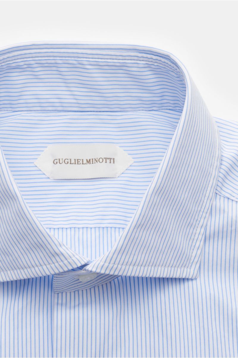 Guglielminotti Casual Hemd Haifisch-Kragen blau/weiß gestreift, Slim Fit, reine Baumwolle, glatter Griff, leichte Qualität, französische Knopfleiste, Sportmanschette, Taillenabnäher, gerundeter Saum, Nahaufnahme von oben.