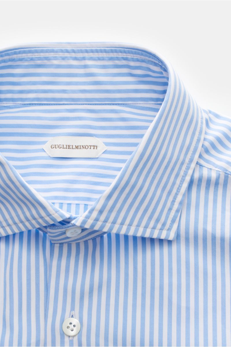 Guglielminotti Casual Hemd Haifisch-Kragen hellblau/weiß gestreift, Slim Fit, reine Baumwolle, glatter Griff, leichte Qualität, Haifisch-Kragen, französische Knopfleiste mit Perlmuttknöpfen, Sportmanschette, Taillenabnäher, gerundeter Saum, Nahaufnahme vo